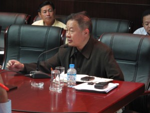 Professor Zhao Yaqiao, head of the College of Economics and Management at Yunnan Agricultural University, gives a presentation.