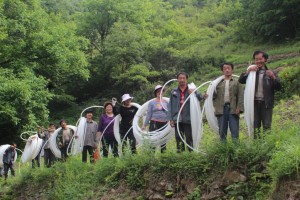 村民浩浩荡荡上山，为寸寸娃修水。