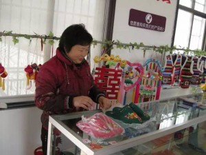 在手工藝品開發協會，婦女們製作、售賣手工藝品，既增加了經濟收入，又提高了女性在家庭和社區中的地位。景秀芳是協會的會長。