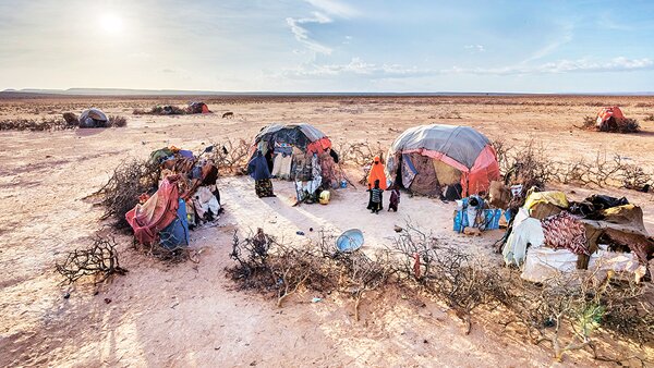 自旱災爆發，逾千名索馬里人流徙到北部的Garadag鎮。鎮上設有學校、母嬰健康中心及取水點，支援鄰近20條村的村民。