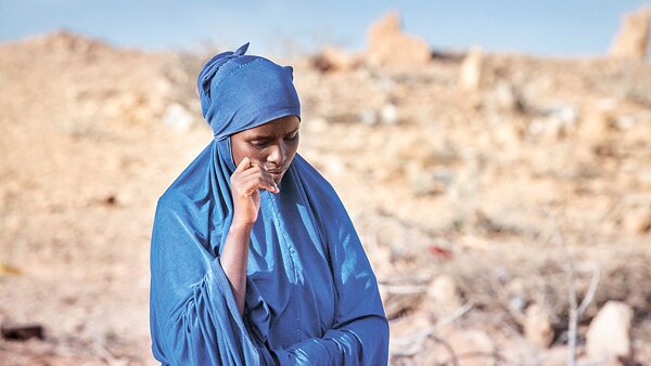 「我們找不到藥物或食物給他。」因飢餓及患病，艾茵失去了她兩歲的小兒子。站在埋葬了孩子的地方，她一臉愁容。