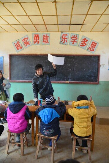 相中和孩子打成一片的是「浩浩老师」任志浩，他是乐施会的当地伙伴机构彩虹公益的负责人。