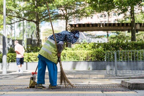 據樂施會在2021年夏季的調查, 近7成香港的前線清潔工,需整天連續在戶外酷熱環境下工作 (攝:曹文偉)