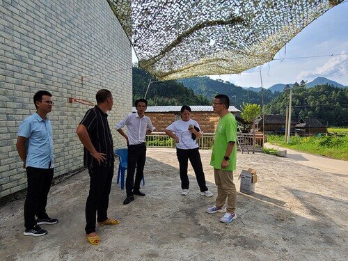 鸡脸村村民与乐施会工作人员在交流下一步气候行动计划（摄：笔者）