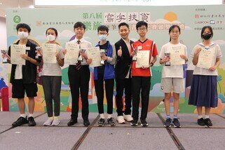 著名玄学家李丞责、乐施大使暨中华伦敦协会及小小汉语普及爱教育基金创立人及主席刘倩婷分别为得奖者颁奖，并送上奖杯，以作鼓励。