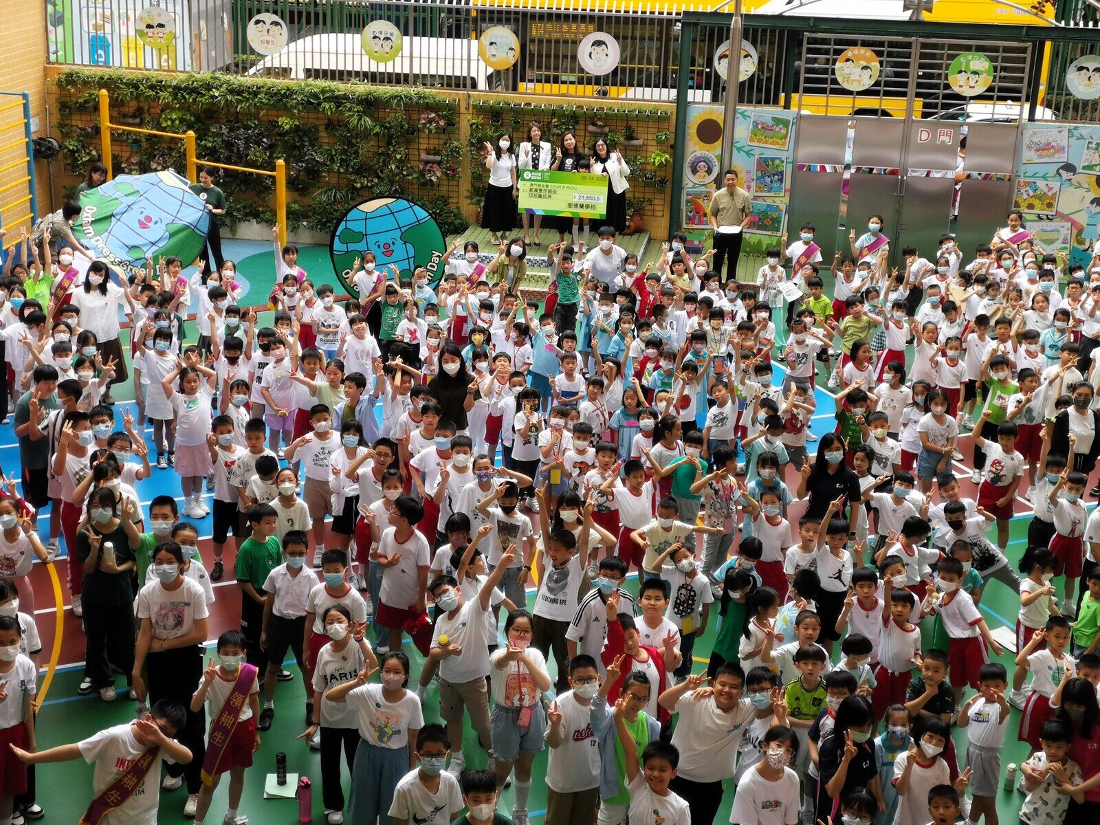 圣德兰学校亦表示支持，超过500名师生穿上绿色便服上学，同时捐出午餐用支持乐施扶贫工作。