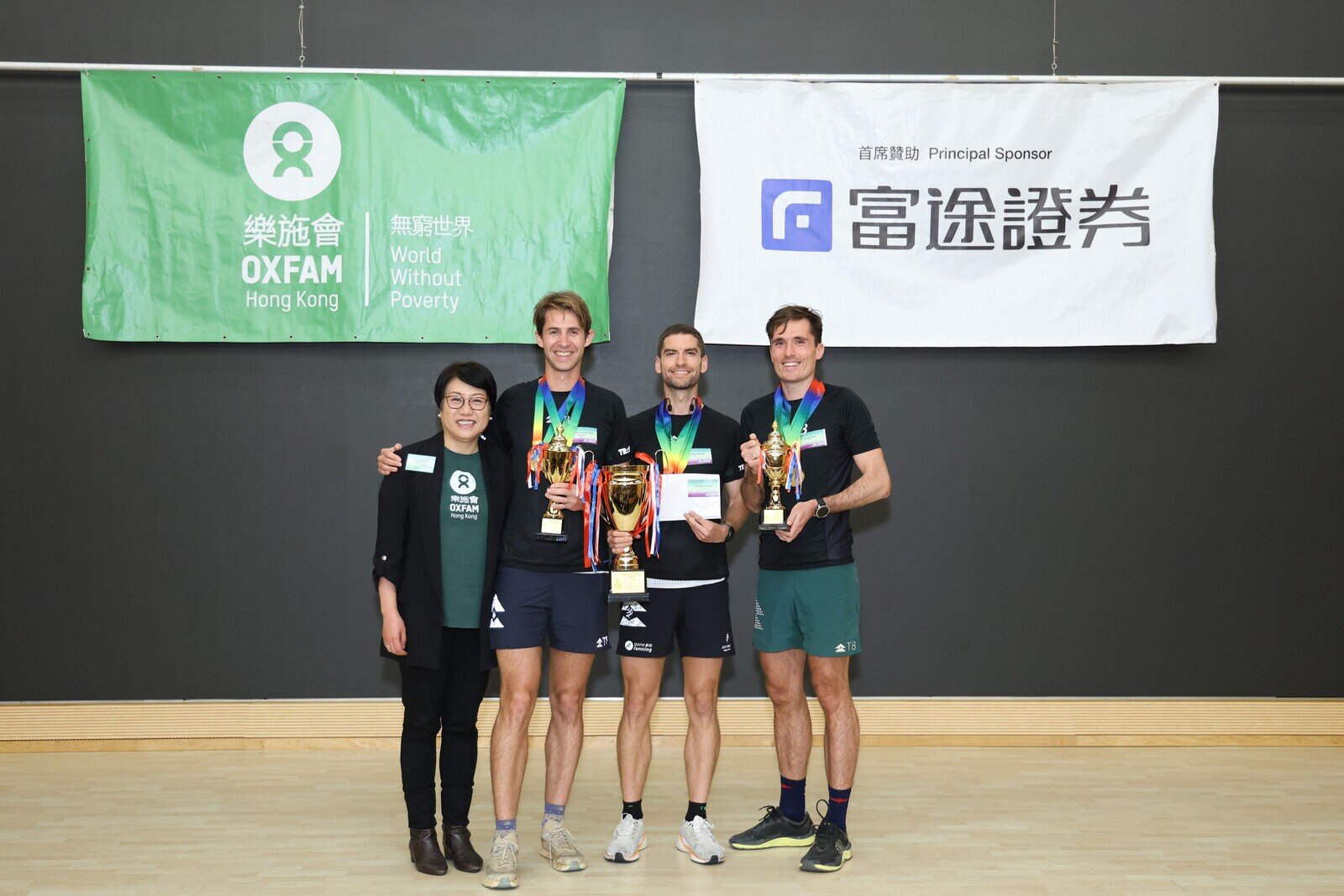 樂施毅行者總冠軍由隊伍8049奪得，隊員包括Ryan Roger Whelan、Jeffrey Ian Campbell、Alexandre Francis Bernand Neyrinck和Lodewijk Vriens，他們以11小時42分鐘以第一名完成樂施毅行者並同時奪得男子組及自由組合冠軍。
