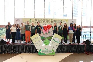 （由左至右）谭仔三哥米线市务总监施美琪、OpenRice Limited General Manager 张惠玲、Sanrio Global Asia Limited副总监陈芷欣、羚邦集团有限公司首席授权官马庆聪、乐施会筹募及传讯总监王灏鸣、乐施会总裁潘宝屏、星级运动员曹星如、星级妈妈孙慧雪、乐施会董事会副主席金晋亭、大昌行集团董事兼消费品部门主管杨宝茵、Deckers Brands PX, CSR & Office Manager林盼、Concept 4 Limited人力资源及行政经理黄秀清，及苏黎世保险 (香港) 市务及企业传讯部总监刘佳凤，一同为「乐施米义卖大行动2025」揭幕，呼吁大家支持「救气候・撑小农」！