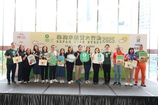 （由左至右）乐施会营运总监邓智辉、Concept 4 Limited人力资源及行政经理黄秀清、苏黎世保险 (香港) 市务及企业传讯部总监刘佳凤、谭仔三哥米线市务总监施美琪、乐施会总裁潘宝屏、羚邦集团有限公司首席授权官马庆聪、Sanrio Global Asia Limited副总监陈芷欣、大昌行集团董事兼消费品部门主管杨宝茵、星级运动员曹星如、星级妈妈孙慧雪、OpenRice Limited General Manager 张惠玲、乐施会董事会副主席金晋亭、大昌行集团企业传讯部主管刘培荣、Deckers Brands PX, CSR & Office Manager林盼及乐施会筹募及传讯总监王灏鸣一同支持「乐施米义卖大行动」今年迈向30周年。