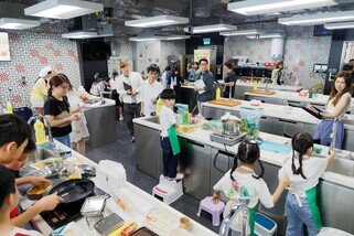 入围决赛的9组中、小学参赛队伍齐集现场，即席发挥创意与厨艺，展示他们为基层群体精心设计的午膳套餐。