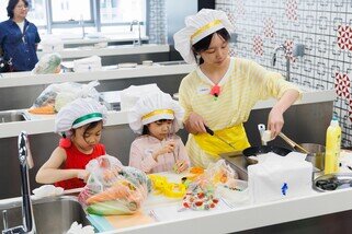 入围决赛的9组中、小学参赛队伍齐集现场，即席发挥创意与厨艺，展示他们为基层群体精心设计的午膳套餐。