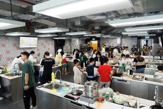入围决赛的9组中、小学参赛队伍齐集现场，即席发挥创意与厨艺，展示他们为基层群体精心设计的午膳套餐。