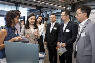 一众嘉宾参观展区介绍。
