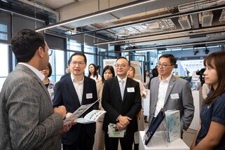 超过 30 个受资助的社创项目展示他们的成果。