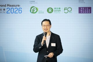 乐施会总裁邓智辉先生在台上致辞。