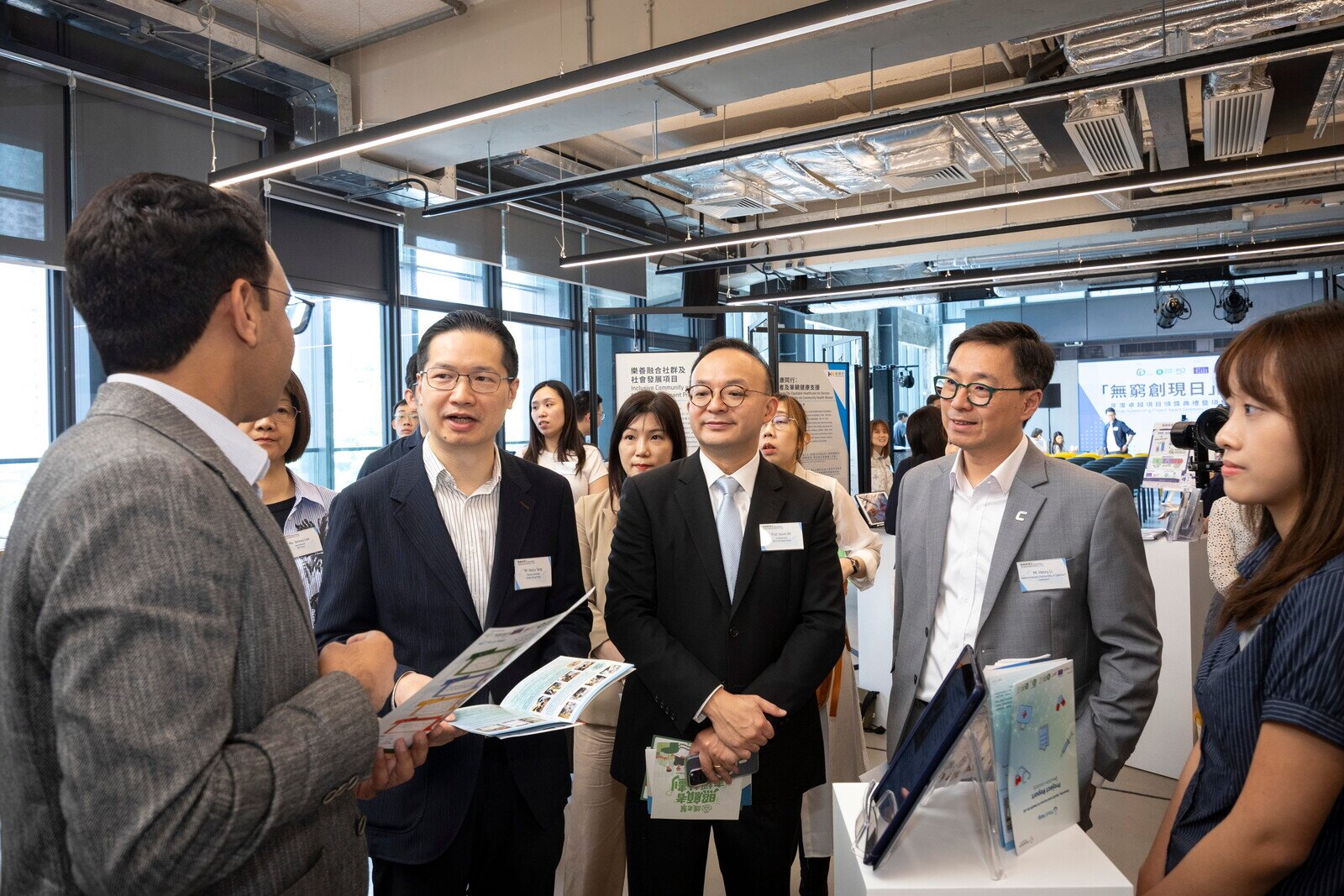 超过 30 个受资助的社创项目展示他们的成果。