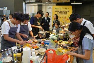 Ten finalist teams from primary and secondary schools gathered at the venue, showcasing their creativity and culinary skills by preparing lunch sets thoughtfully designed for grassroots communities.