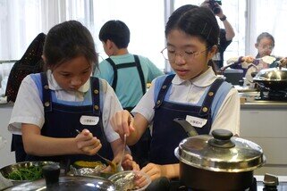 Ten finalist teams from primary and secondary schools gathered at the venue, showcasing their creativity and culinary skills by preparing lunch sets thoughtfully designed for grassroots communities.