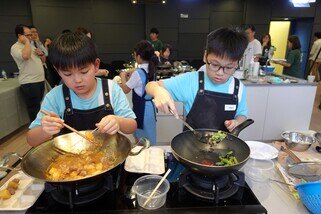 Ten finalist teams from primary and secondary schools gathered at the venue, showcasing their creativity and culinary skills by preparing lunch sets thoughtfully designed for grassroots communities.