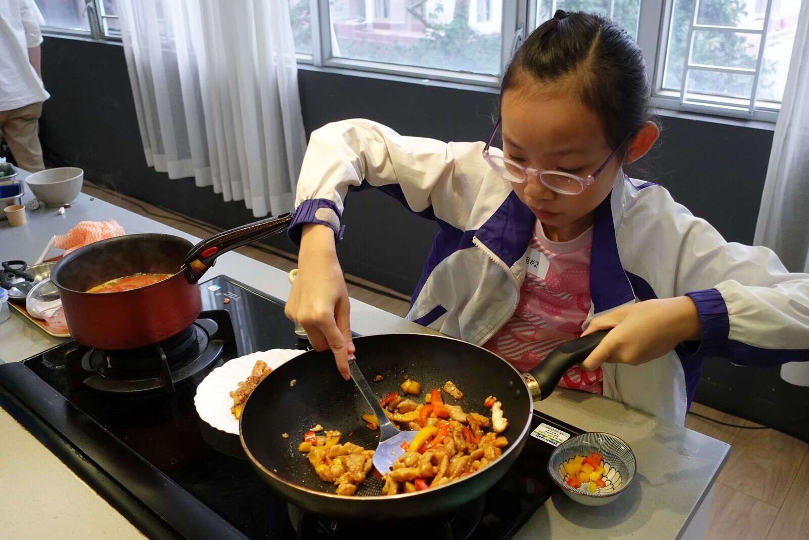 Ten finalist teams from primary and secondary schools gathered at the venue, showcasing their creativity and culinary skills by preparing lunch sets thoughtfully designed for grassroots communities.
