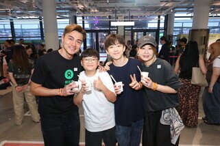 浩然与太太及儿子一起参与「乐施贫富宴」。