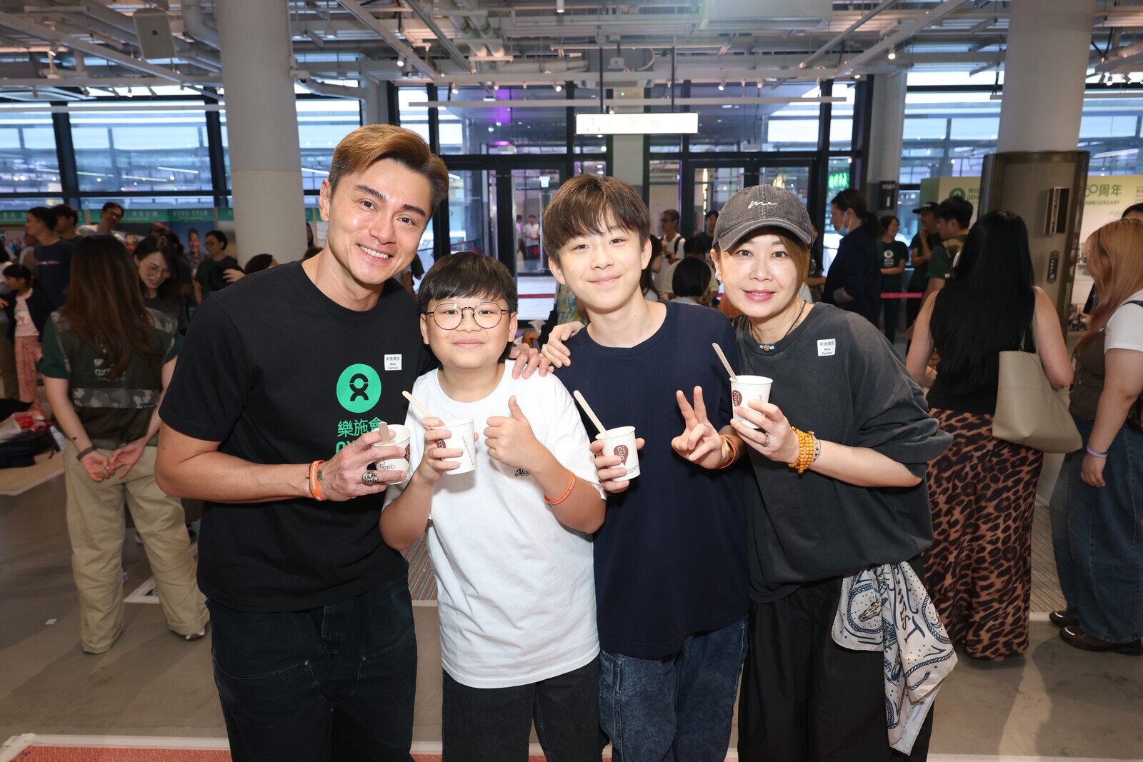 浩然与太太及儿子一起参与「乐施贫富宴」。