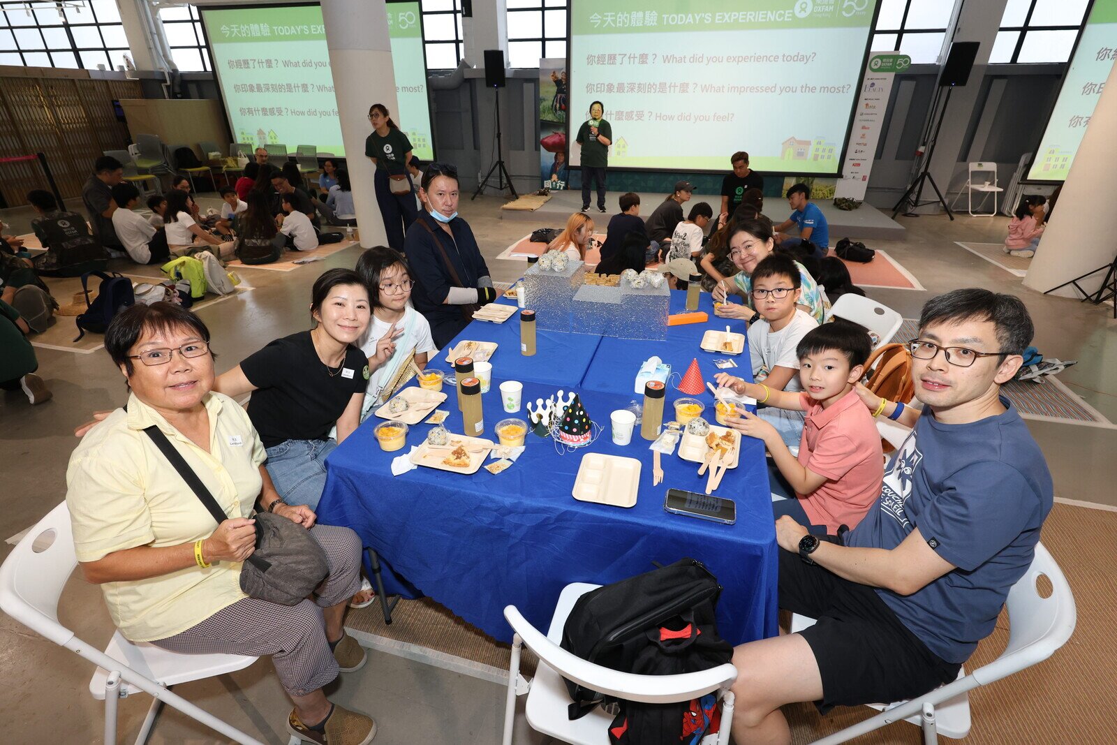 参加者在餐桌上享用丰富的「富餐」，有些小朋友选择与其他人分享。
