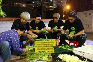 (左至右) 收集剩食后，乐队RubberBand成员泥鯭、6号、阿伟、阿正到街市平台，把食物分类、筛选及平均分成多份，再分发给基层长者。