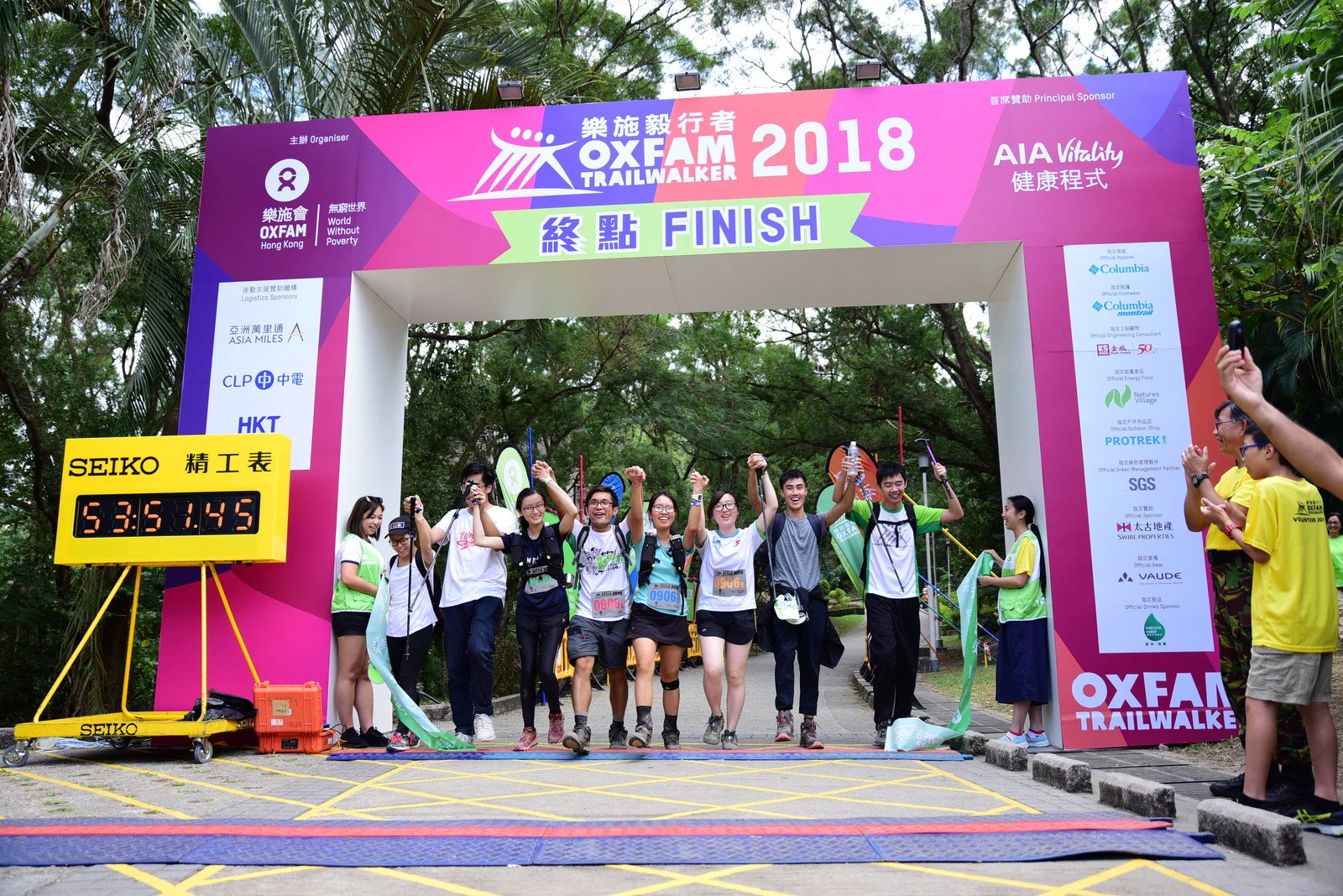 Stephen Fisher, Acting Director General of Oxfam Hong Kong, greeting the last team, which completed the 100 km trail in 47 hours 51 minutes, at the Finish Point. 