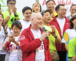 Peter Crewe, Chief Executive Officer of AIA Hong Kong and Macau, giving his support to walkers at the Oxfam Trailwalker 2018 kick-off ceremony. 