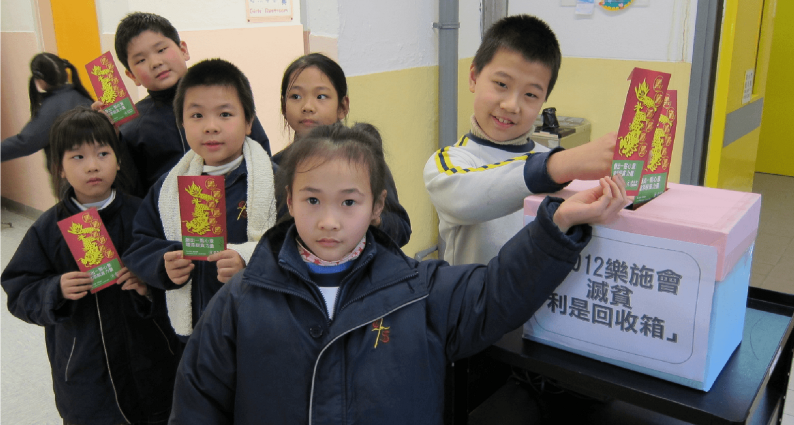 同学们参与「乐施灭贫利是」收集大行动