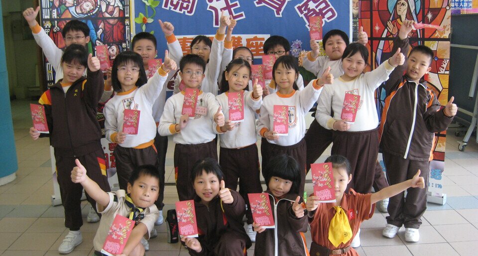 同学们参与「乐施灭贫利是」收集大行动