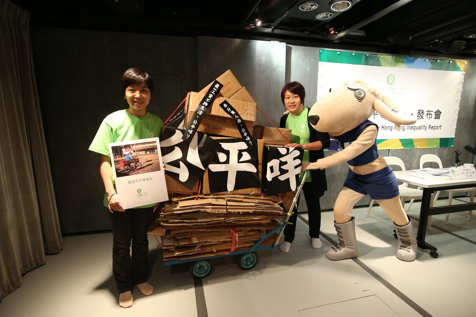 The ‘Hong Kong Inequality Report’, which Oxfam released today, revealed that poverty has worsened over the last 15 years. Kalina Tsang, Head of Oxfam’s Hong Kong, Macau, Taiwan Programme (middle), Wong Shek-hung, Hong Kong Programme Manager at Oxfam (left), and Fair the Sheep, the representation of Oxfam advocacy and public education campaign (right) urged the government to make progressive policy changes by increasing recurrent expenditure by HK$36.7 billion.