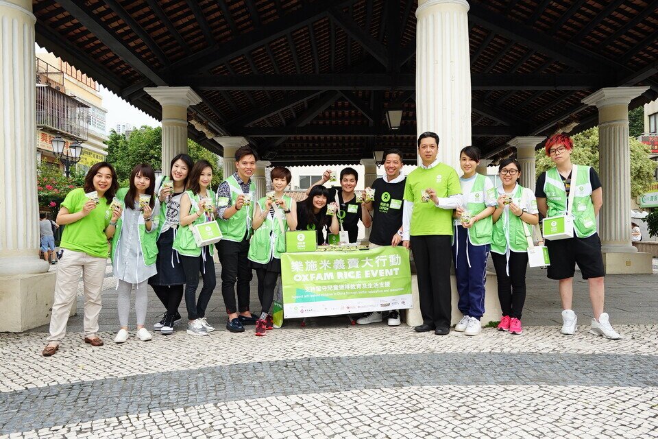 乐施大使小肥(右五)去年与澳门演艺人协会会员及义工朋友一起在澳门街头义卖乐施米