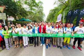 A total of 20 business leaders, including Bernard Chan, Oxfam Trailwalker Advisory Committee Chair (first row fifth from the right), Jacky Chan, Chief Executive Officer of AIA Hong Kong and Macau (first row sixth from the right), Antony Leung, former Financial Secretary, and current Chief Executive Officer of Nan Fung Group (first row seventh from the right), Ricky Wong, Chairman of Hong Kong Television Network Ltd (first row third from the right), and Shirley Yuen, CEO of The Hong Kong General Chamber of Commerce (first row fourth from the right), joined the ‘Oxfam Trailwalker 2015 – Leaders against Poverty Walk’ on the first day of the event.