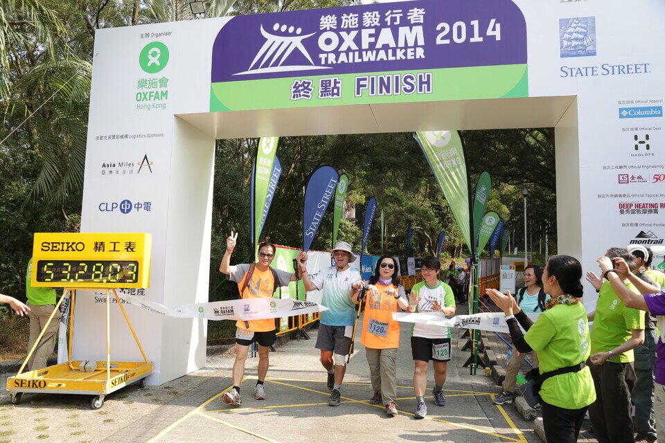 Stephen Fisher, Director General of Oxfam Hong Kong, greeted the last team, who completed the 100 km trail in 47 hours 58 minutes, at the Finish Point.