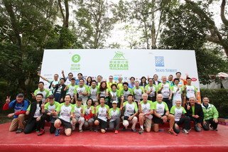 The Oxfam Trailwalker 2014 Kick-Off ceremony was officiated by Thomas Lynch, representative from State Street Corporation, Principal Sponsor of Oxfam Trailwalker 2014 (front row, first from the left), Bernard Chan, Chair of Oxfam Trailwalker Advisory Committee (front row, fourth from the left), Stephen Fisher, Director General of Oxfam Hong Kong (front row, first from the right), Henry Ho, Fundraising and Communications Committee Member of Oxfam Hong Kong (second row, first from the left).