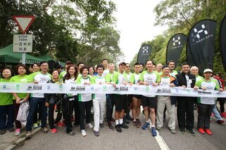 More than 20 business leaders, including Zhu Qi, Executive Director and CEO of Wing Lung Bank (back row, middle), Lau Ming Wai, Chairman & CEO of Chinese Estates Holdings Limited (front row, fifth from the right), and Shirley Yuen, CEO of The Hong Kong General Chamber of Commerce (front row, first from the right) join the all-new ‘Oxfam Trailwalker 2014 – Leaders against Poverty Walk’ on the first day of the event.