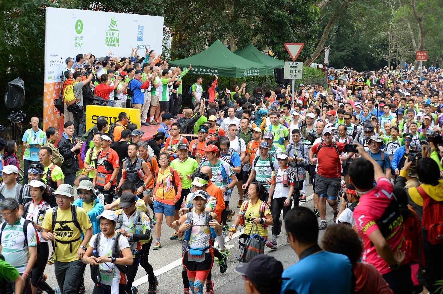 「樂施毅行者2014」約5,200位參加者今早於西貢北潭涌起步，他們將於48小時內橫越100公里麥里浩徑及其他接續路段。