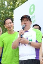 Oxfam Trailwalker 2013 Official Kick-off Ceremony was officiated by Mr. Bernard Chan, Chairman, Oxfam Trailwalker Advisory Committee (left) and Dr York Chow Yat-Ngok, Chairperson, Equal Opportunities Commission (right).