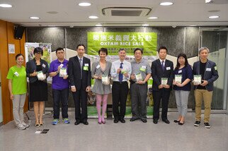 乐施会–澳门分会顾问岑一峰先生(左四)、乐施会总裁余志稳博士(左六)、乐施会筹款及传讯总监萧美娟女士(左一)与手持纪念状的嘉宾们合照，以答谢嘉宾们的鼎力支持。