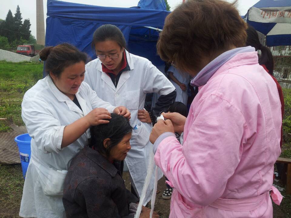 蘆山縣龍門鄉村民正在接受醫護人員的治療。