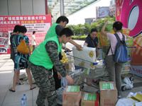樂施會義工在成都協助安排物資付運