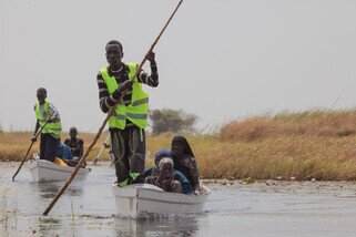 Oxfam has employed boat operators to ferry vulnerable groups of people to and from the islands in order to reach the registration centre, and receive food and relief items. (Photo: Bruno Bierrenbach Feder/Oxfam)