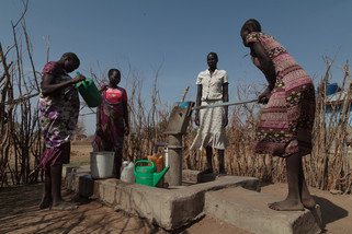 向灾民提供应急粮食及清洁食水，如搭建水井供水。（摄影：Bruno Bierrenbach Feder/Oxfam）