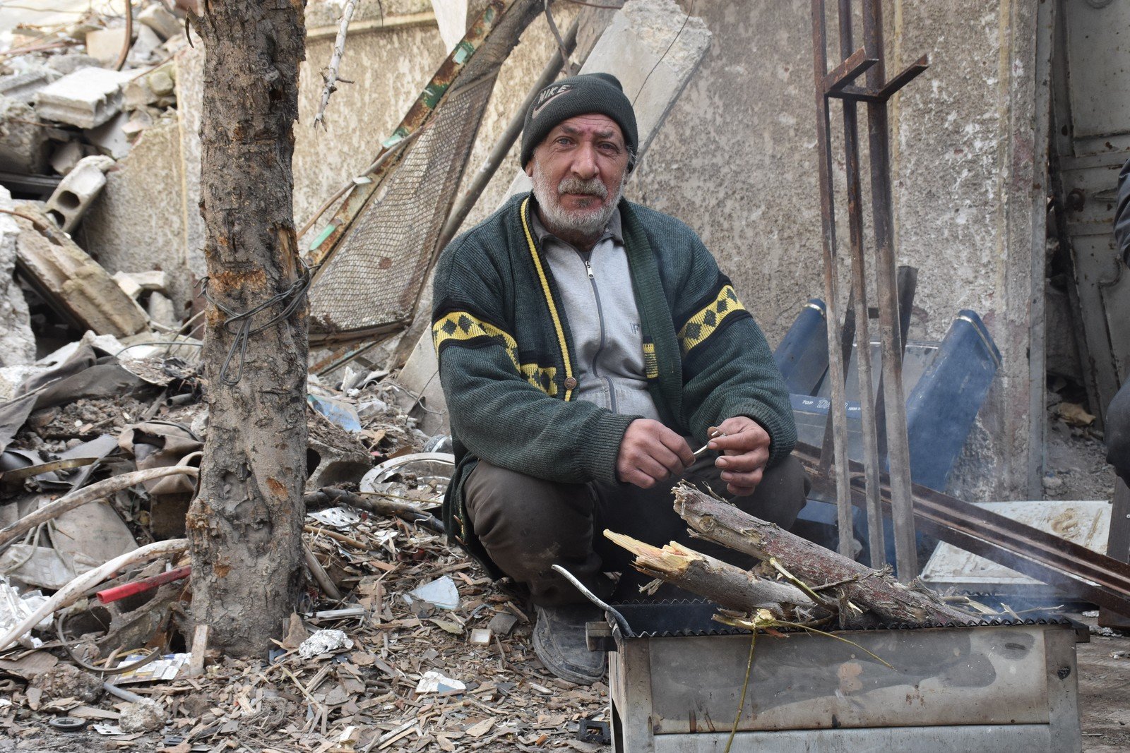 66岁的Mohammad住在古塔大马士革（Ghouta Damascus‎）的东面，他身后的家园因战火而变成颓垣败瓦。战火亦令国内的水电设施遭到严重破坏。乐施会现为Mohammad所住的社区提供应急食水。（摄影︰Dania Kareh / 乐施会）