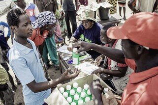 Oxfam distributed hygiene items to people affected by Cyclone Idai with partner organisation AJOAGO, a Mozambican humanitarian organisation. As world leaders gathered in New York for the Climate Action Summit in September 2019, Jose Mucote, the Executive Director of AJOAGO, went all the way from Mozambique to bring the voice of the Mozambicans to the world. ‘Every day, we’re supporting people who are already living in extreme poverty and have coped with a higher number of crises over the past two decades. Each disaster is making people poorer by the day and more vulnerable to whatever may come next’, said Jose. (Photo: Micas Mondlane / Oxfam)