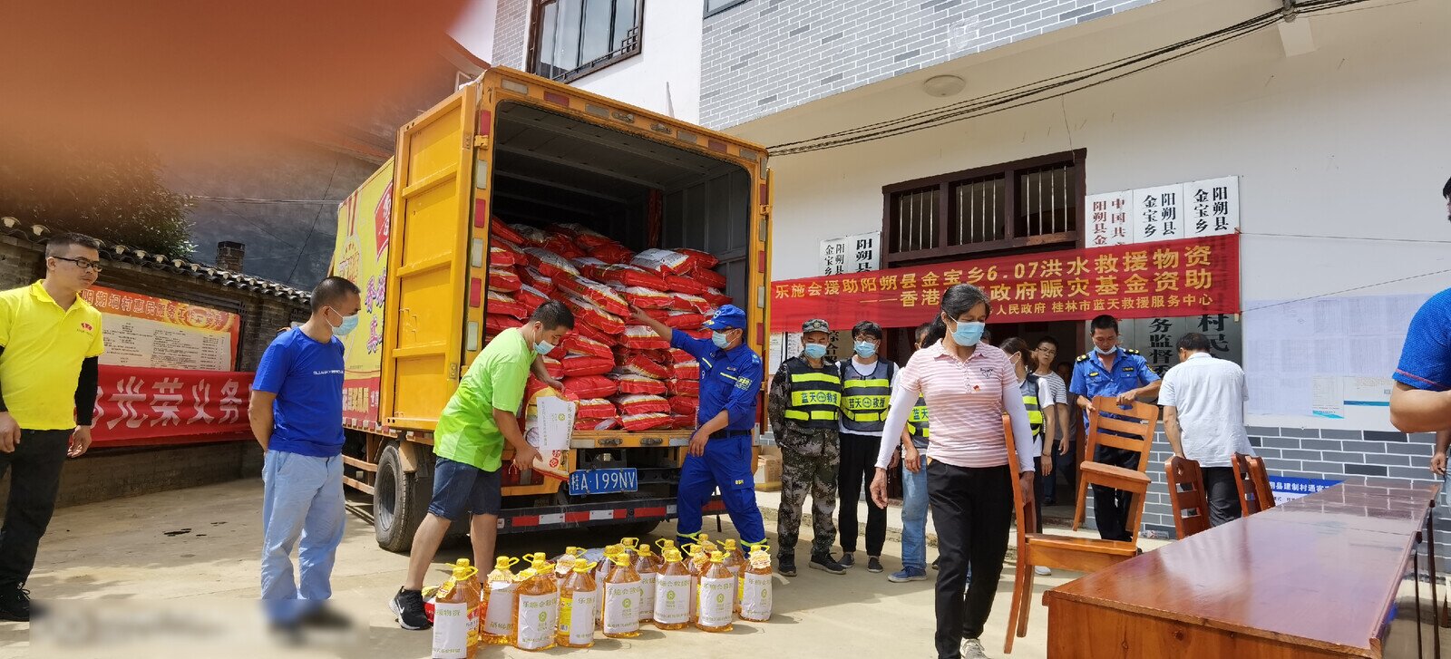 在陽朔縣金寶鄉，向災民派發白米和食用油