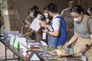 Representatives from over 30 kindergartens that teach non-Chinese speaking students participated in the event, which showcased various teaching materials. They also shared their teaching experience with other participants. 