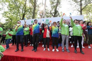 Oxfam Trailwalker 2022 commenced this morning. (From left to right) Bernard Chan, Oxfam Trailwalker Steering Group Convenor; Michael Wong Wai-lun, GBS, JP, Deputy Financial Secretary; Isabella Lau, Chief Customer, Strategy and Transformation Officer of AIA Hong Kong & Macau (OTW’s Principal Sponsor); Madam Lin, a well-known figure who runs a kiosk on Tai Mo Shan; Cheung Yuk Tong, Council Chair of Oxfam Hong Kong; and Kalina Tsang, Director General of Oxfam Hong Kong officiated at the opening ceremony. 